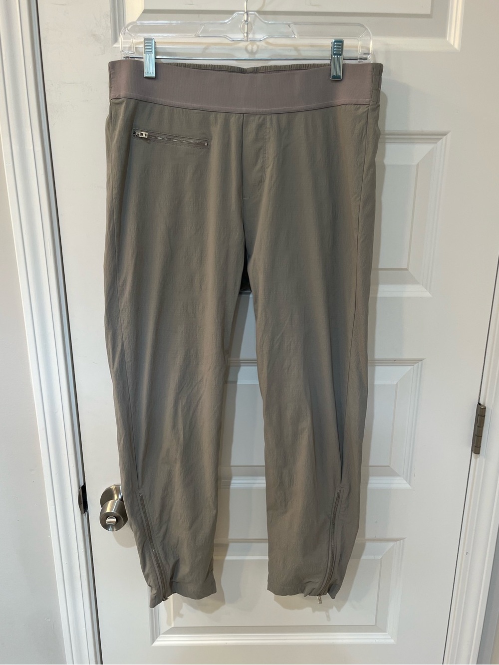 Athleta Mod Trekkie Crop Pants Womens Size 10 Gray Ankle Zip Hiking Travel